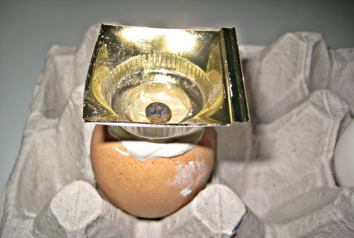 Veľkonočný suvenír zo sadry Vajíčko na stojane