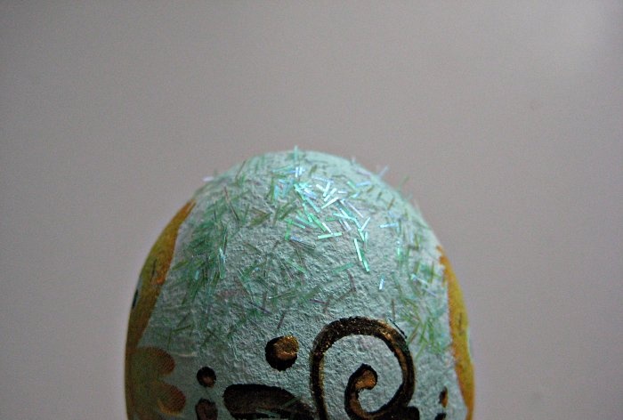 Souvenir de Pasqua fet de guix Ou sobre un suport