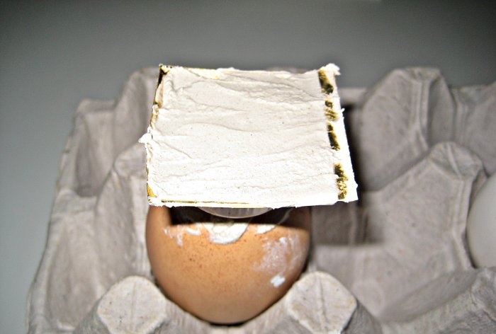 Påsk souvenir gjord av gips Ägg på ett stativ