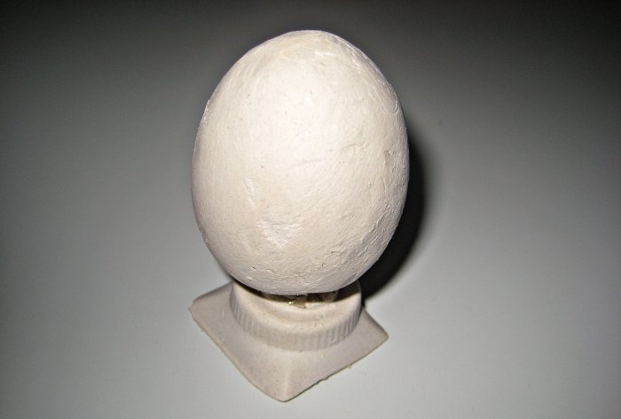 Velykinis suvenyras iš gipso Kiaušinis ant stovo