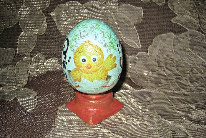 Velikonoční suvenýr ze sádrového vajíčka na stojánku