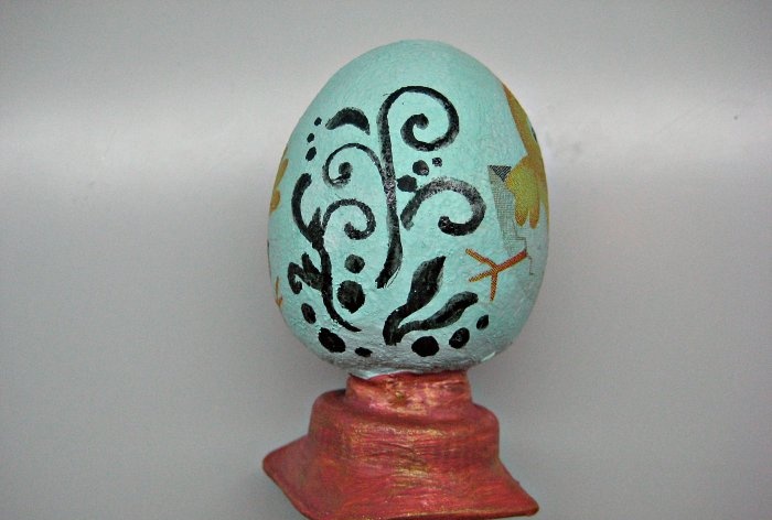 Lembrancinha de Páscoa feita de ovo de gesso em suporte
