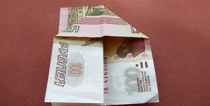 DIY origami piramīdas modelis no banknotēm