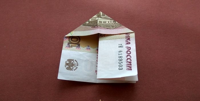 DIY origami piramidemodel van bankbiljetten