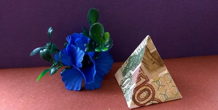 Modelo de pirâmide de origami faça você mesmo com notas