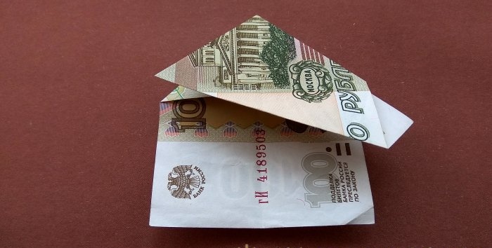 Modelo de pirámide de origami de bricolaje a partir de billetes