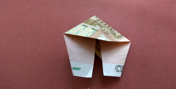 Model de piràmide d'origami de bricolatge a partir de bitllets