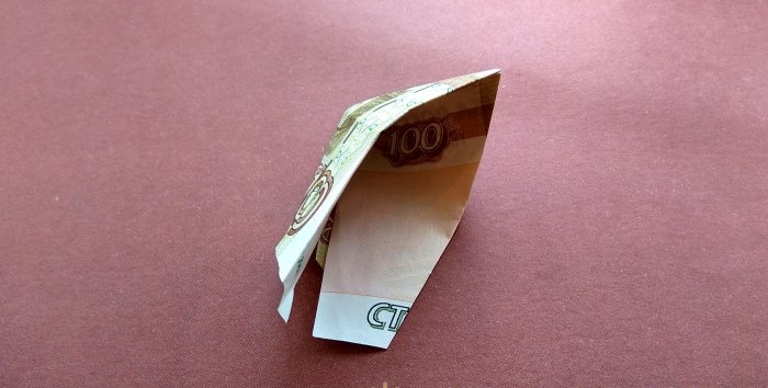Modèle de pyramide origami DIY à partir de billets de banque
