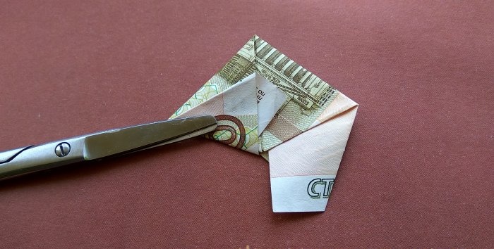 DIY origami piramīdas modelis no banknotēm