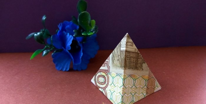 DIY origami piramīdas modelis no banknotēm