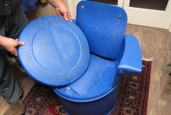 Cadeira de jardim feita de barril de plástico
