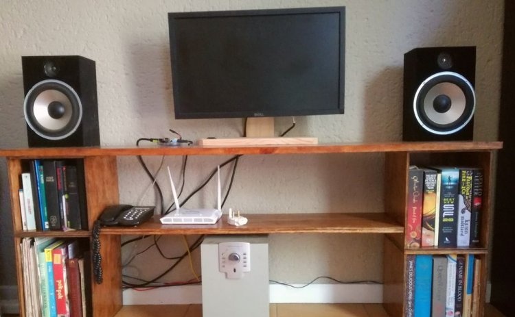 Jednostavan TV stol s policama za knjige