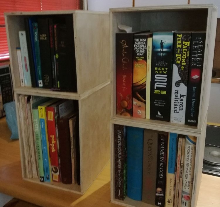 Једноставан ТВ сто са полицама за књиге