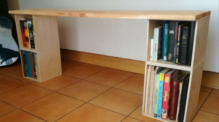 Prosty stolik pod telewizor z półkami na książki
