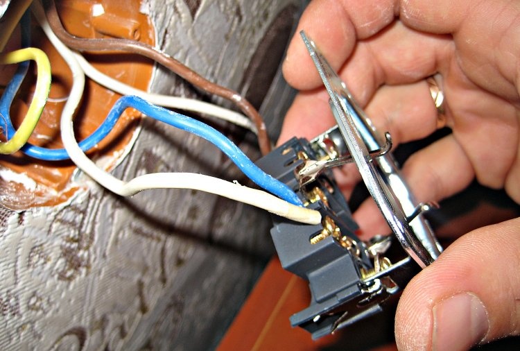 Paano mag-install ng socket sa iyong sarili