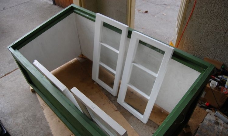 Staklenik napravljen od starih prozora