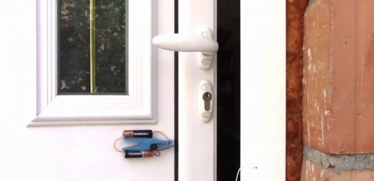 Jednoduchý dverný alarm