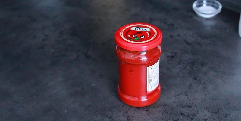 Device for unscrewing lids on jars