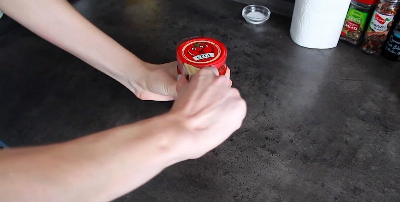 Device for unscrewing lids on jars
