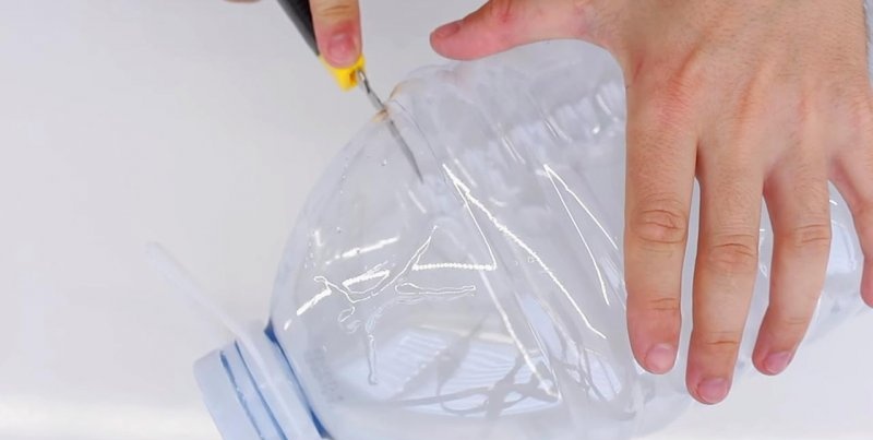 Készülék üvegek fedelének lecsavarására
