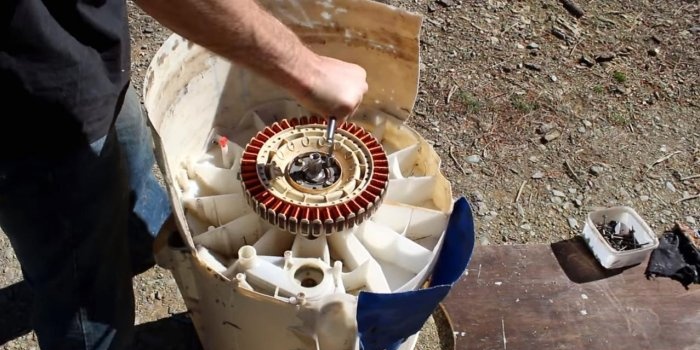 Générateur électrique à turbine hydroélectrique provenant d'une vieille machine à laver