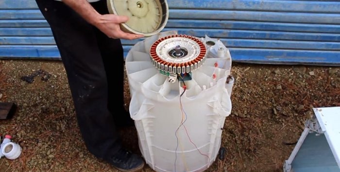 Générateur électrique à turbine hydroélectrique provenant d'une vieille machine à laver