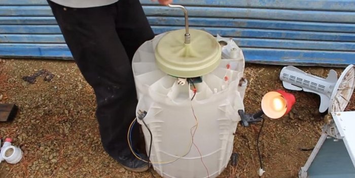Generator electric cu turbină hidro de la o mașină de spălat veche