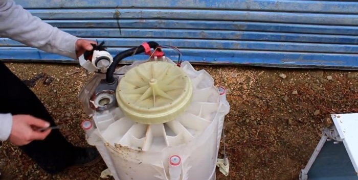 Gerador elétrico de turbina hidráulica de uma velha máquina de lavar