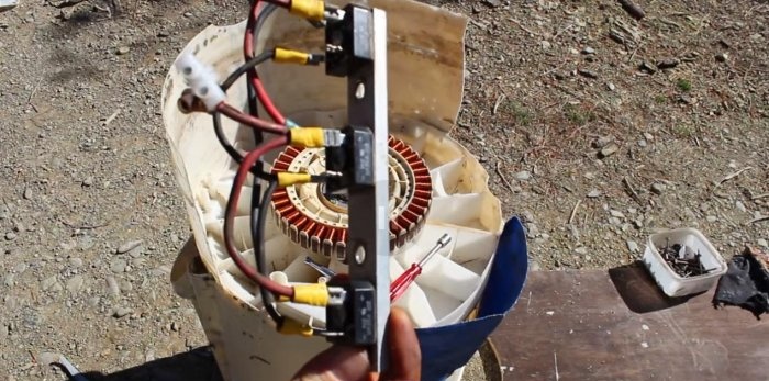 Generator electric cu turbină hidro de la o mașină de spălat veche