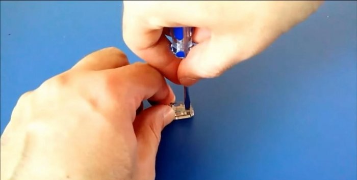 Jak krimpovat konektor RJ45 pomocí jednoduchého šroubováku