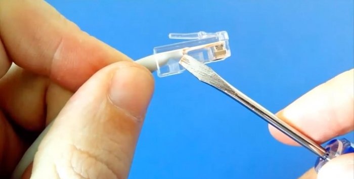 Hoe u een RJ45-connector kunt krimpen met een eenvoudige schroevendraaier