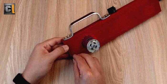 Cómo hacer una sierra para metales sencilla con un motor de 12 V