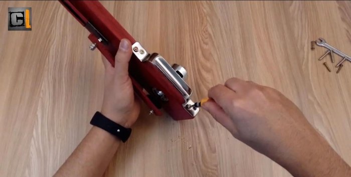 So bauen Sie eine einfache Bügelsäge mit einem 12-V-Motor