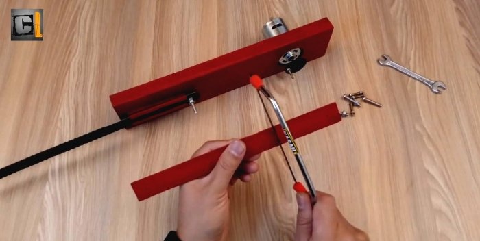 So bauen Sie eine einfache Bügelsäge mit einem 12-V-Motor