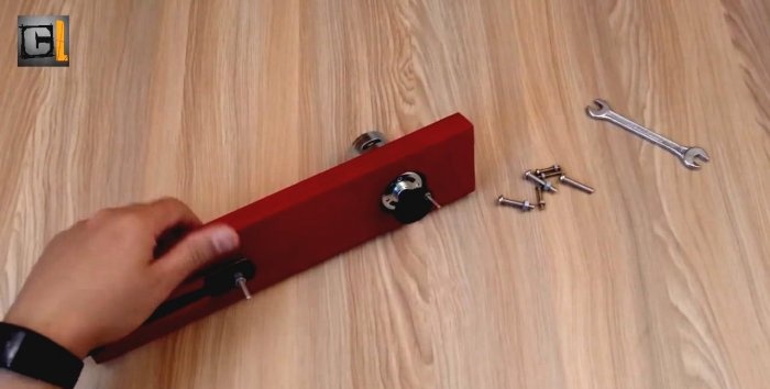Како направити једноставну ножну тестеру са мотором од 12 В