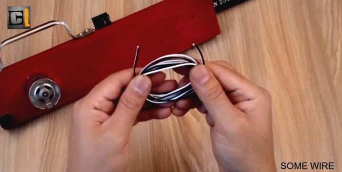 Comment fabriquer une simple scie à métaux avec un moteur 12 V
