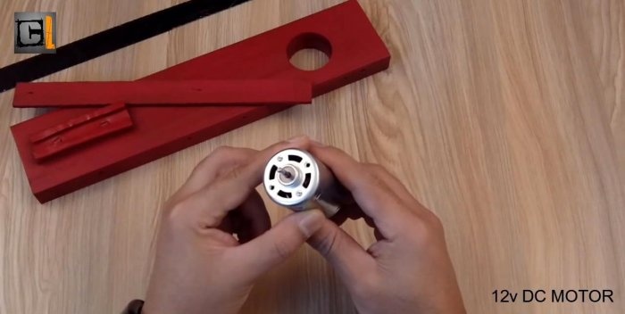 Hur man gör en enkel bågfil med en 12 V-motor