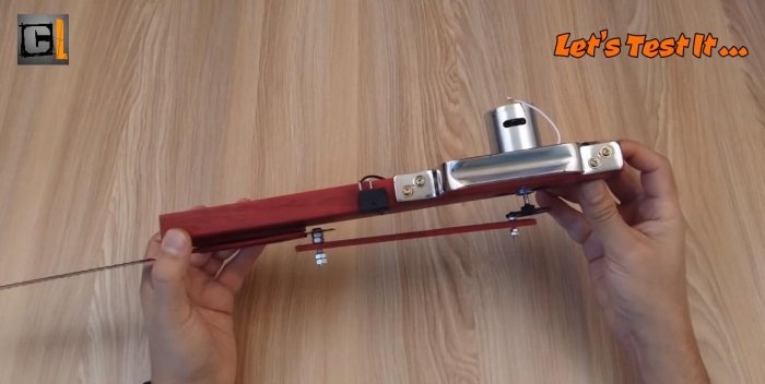 Cómo hacer una sierra para metales sencilla con un motor de 12 V