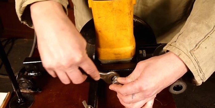 Tumayo para sa isang angle grinder o pendulum saw mula sa isang angle grinder
