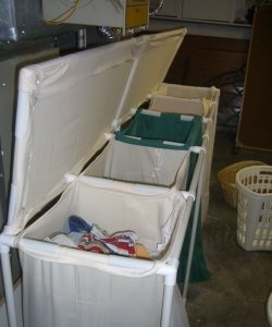 Malaking laundry basket na gawa sa mga plastik na tubo