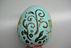 Alçıdan yapılmış Paskalya hatırası “Bir stand üzerinde yumurta”