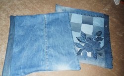 Sarung bantal diperbuat daripada seluar jeans lama