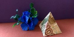 Origami piramīda - dari pats modelis no banknotēm