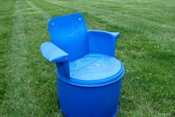 Cadira de jardí feta amb bóta de plàstic