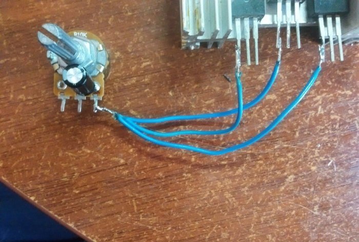 Enkel reguleret strømforsyning ved hjælp af tre LM317-chips