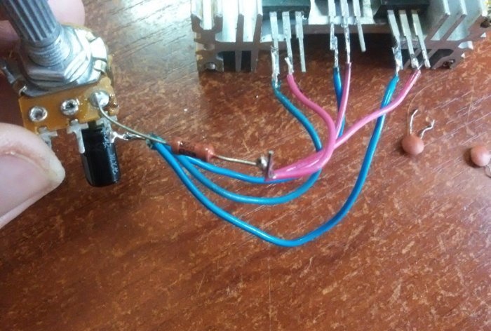 Simpleng regulated power supply gamit ang tatlong LM317 chips