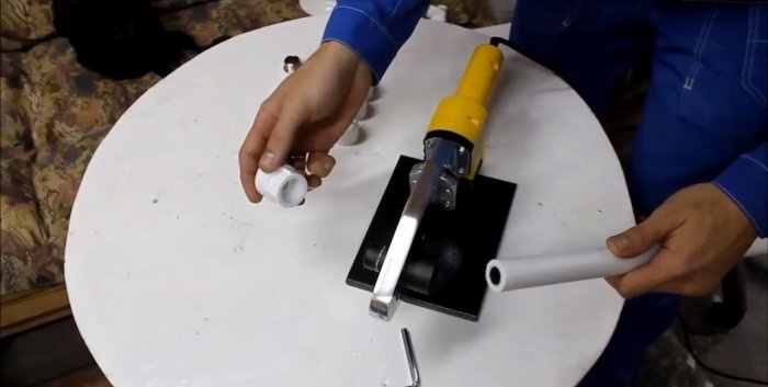 Sklopivi radni stol od PVC cijevi