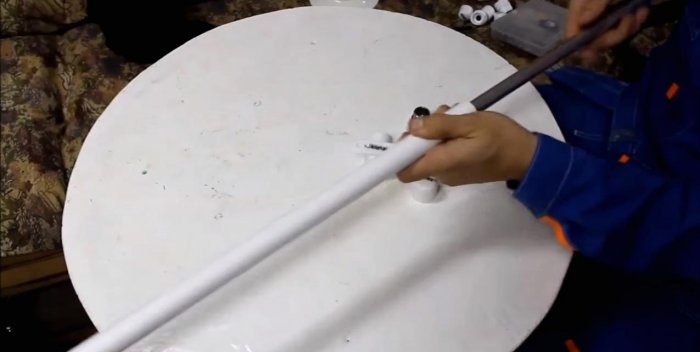 Klappbarer Arbeitstisch aus PVC-Rohren