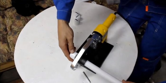 Klappbarer Arbeitstisch aus PVC-Rohren