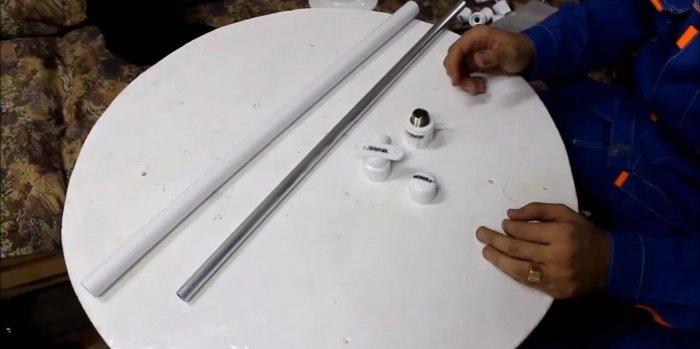 Skládací pracovní stůl z PVC trubek